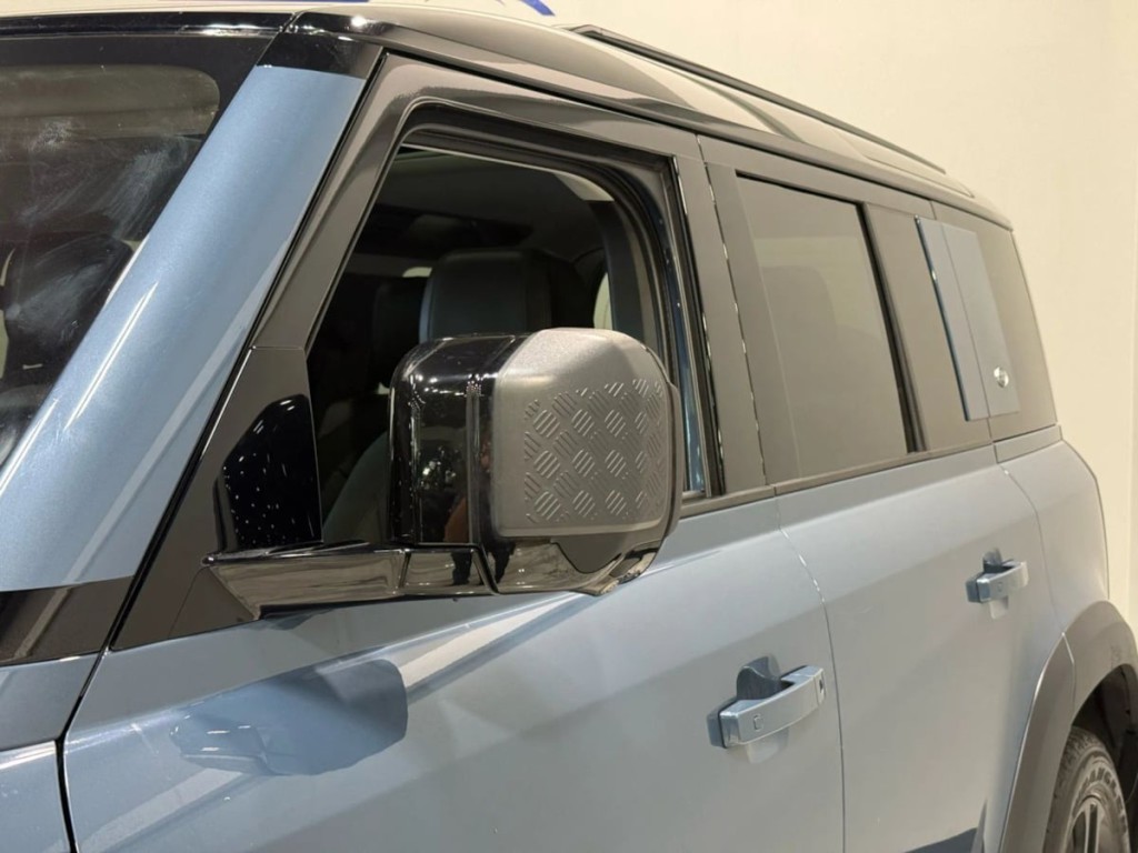 2020 Land Rover Defender Image 10