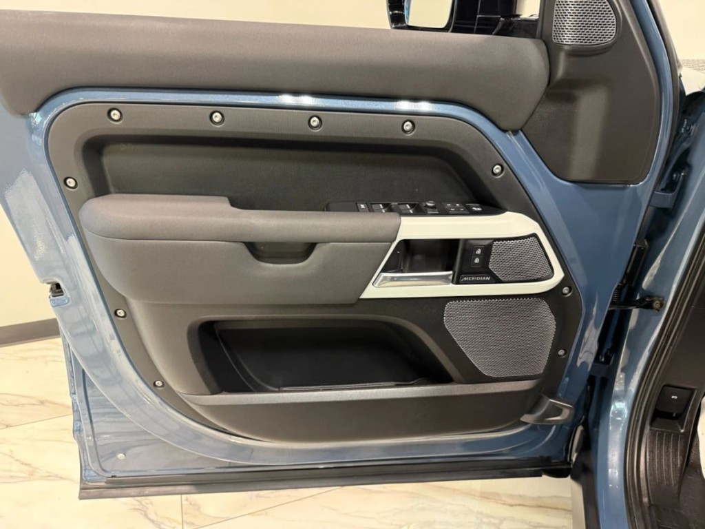 2020 Land Rover Defender Image 12