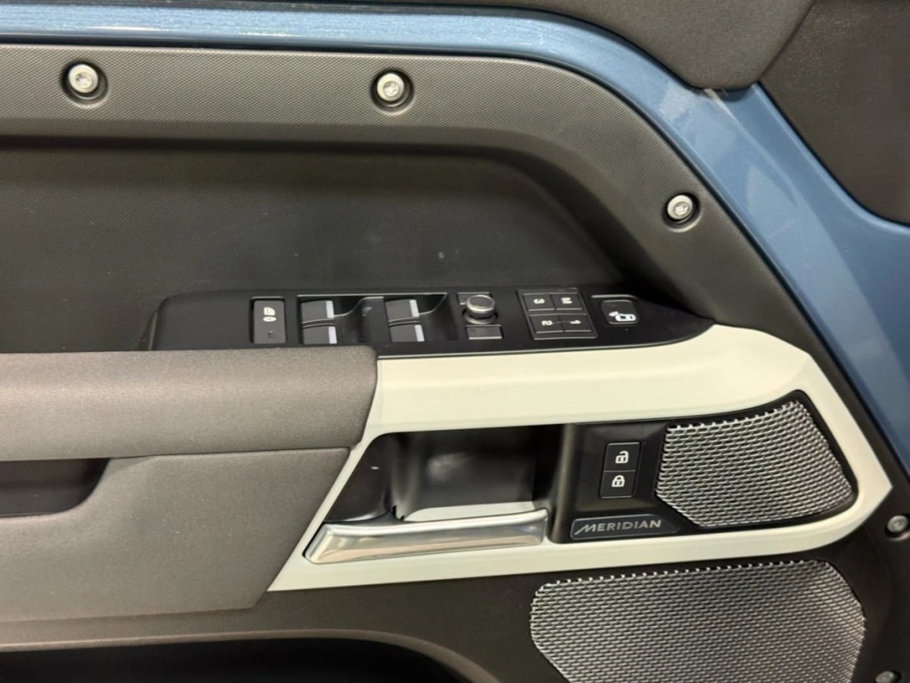 2020 Land Rover Defender Image 13