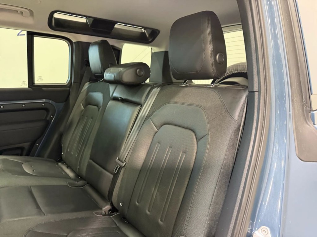 2020 Land Rover Defender Image 25