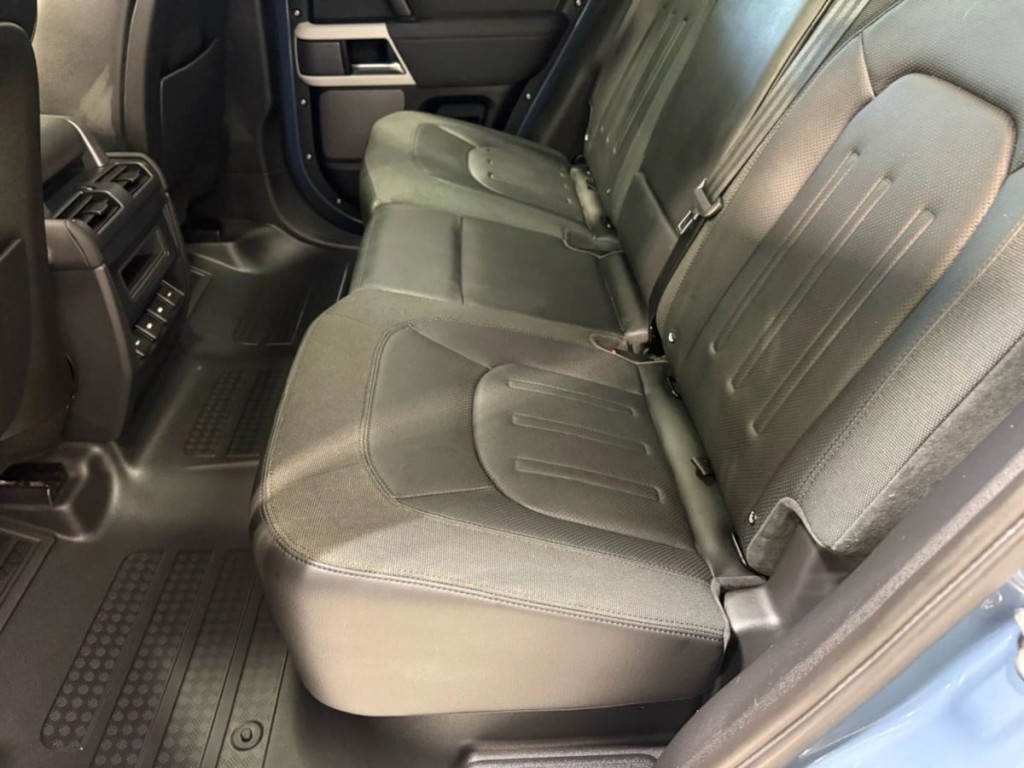 2020 Land Rover Defender Image 26