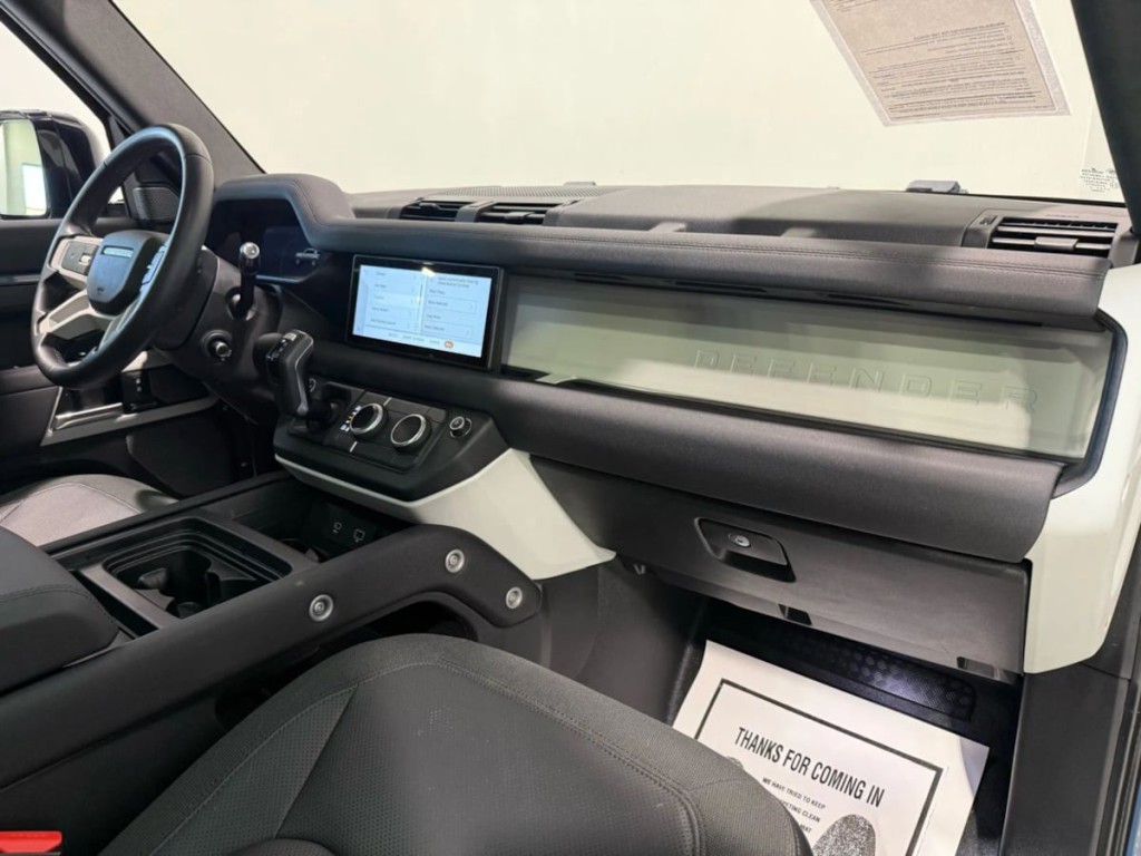 2020 Land Rover Defender Image 27
