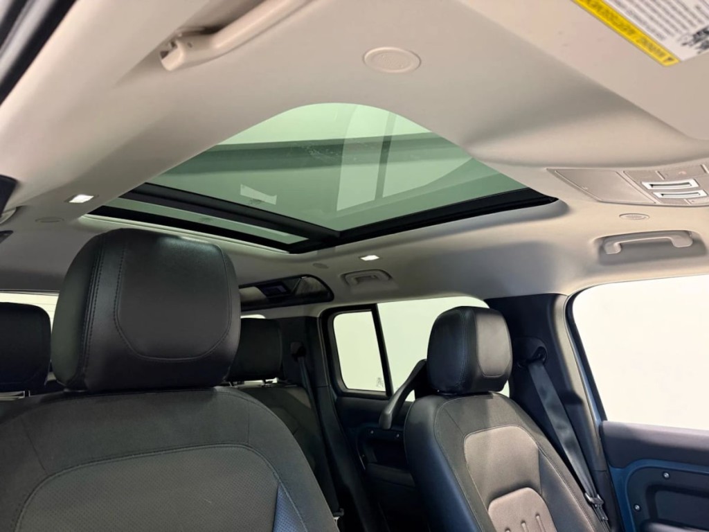 2020 Land Rover Defender Image 30