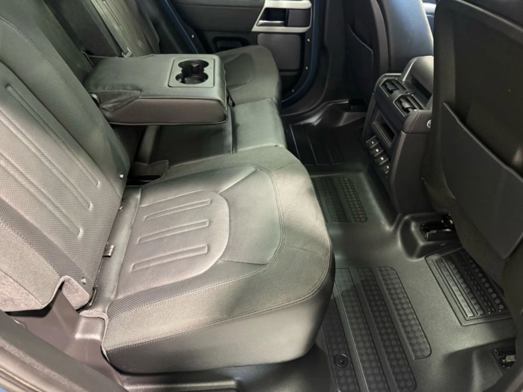 2020 Land Rover Defender Image 32