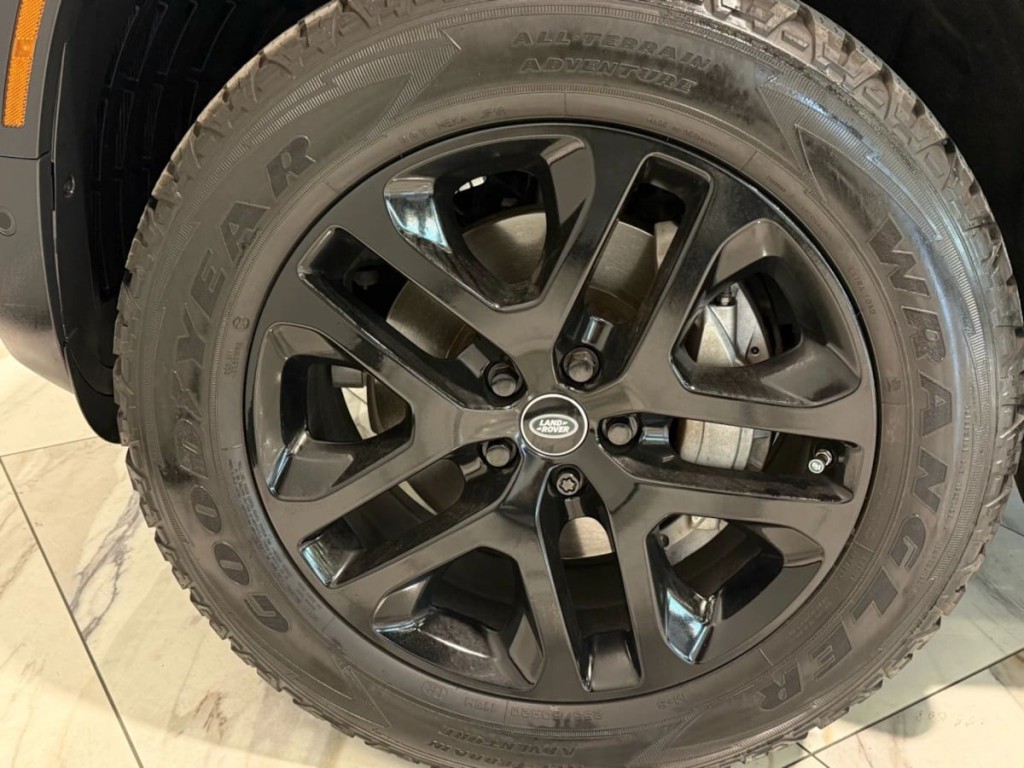 2020 Land Rover Defender Image 33