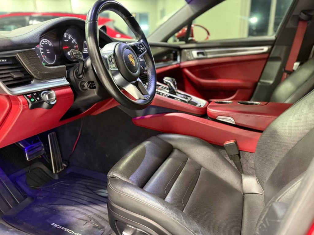 2018 Porsche Panamera Image 20