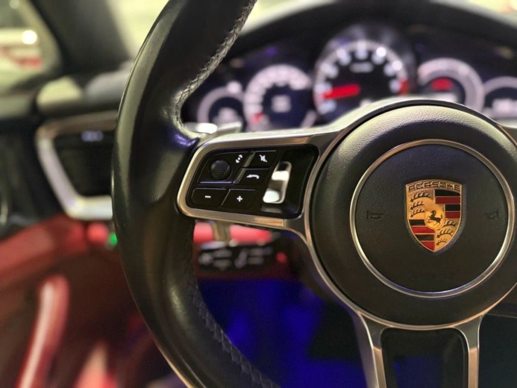 2018 Porsche Panamera Image 26
