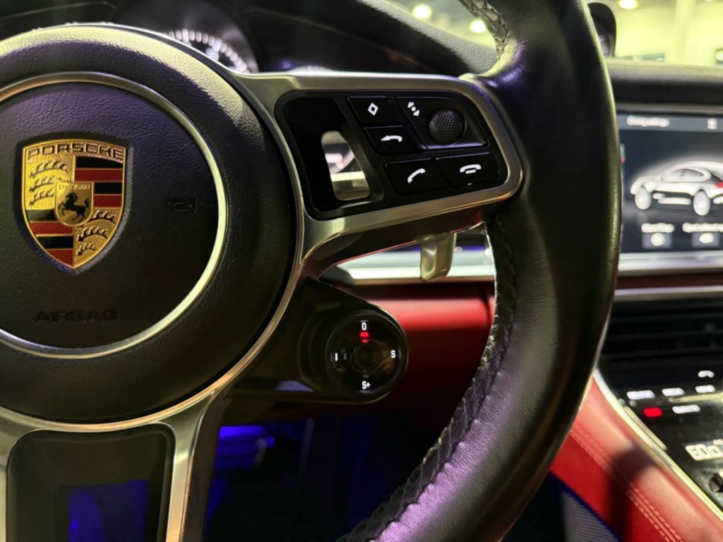 2018 Porsche Panamera Image 28