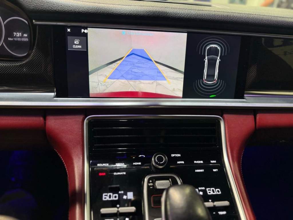 2018 Porsche Panamera Image 30