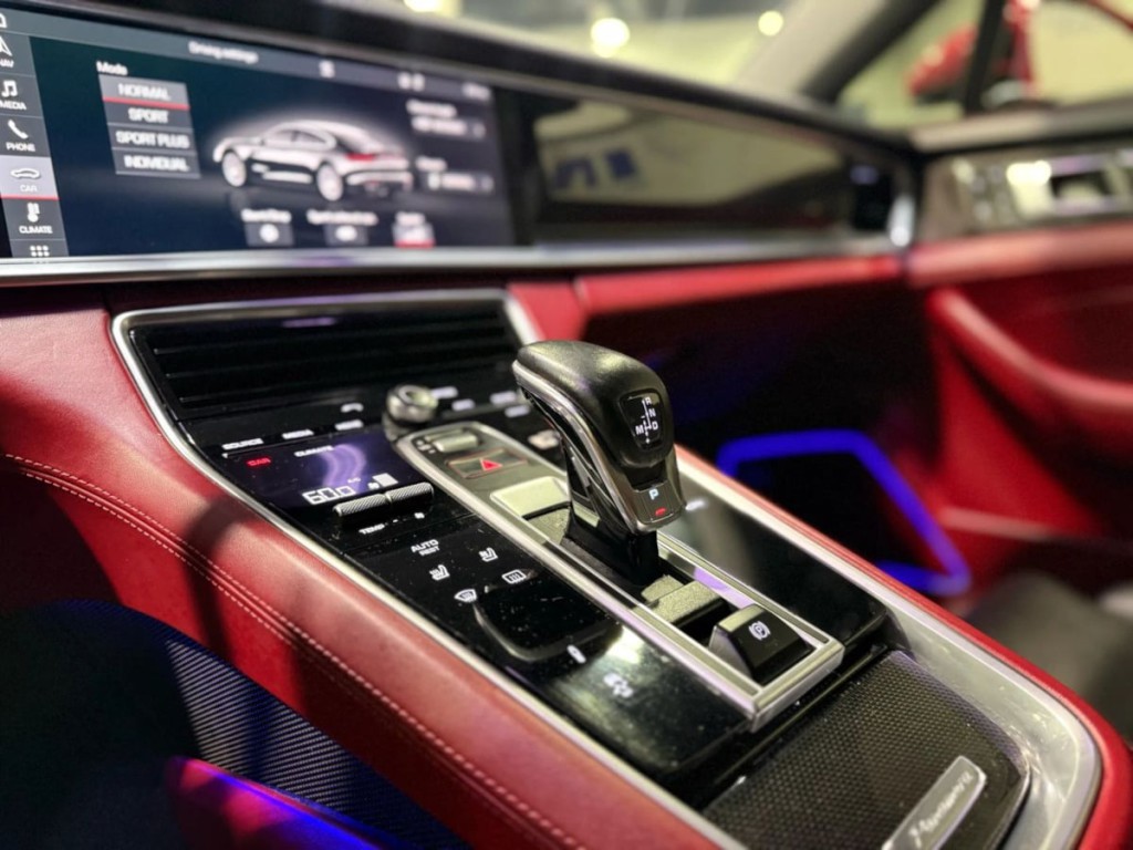 2018 Porsche Panamera Image 31