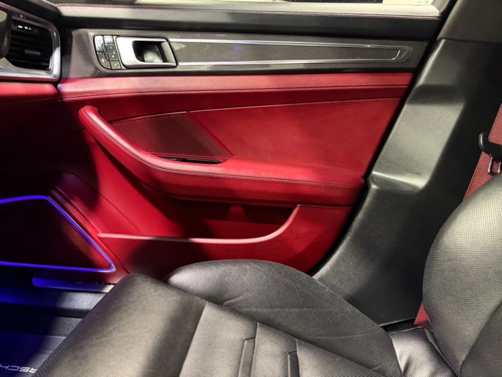 2018 Porsche Panamera Image 34