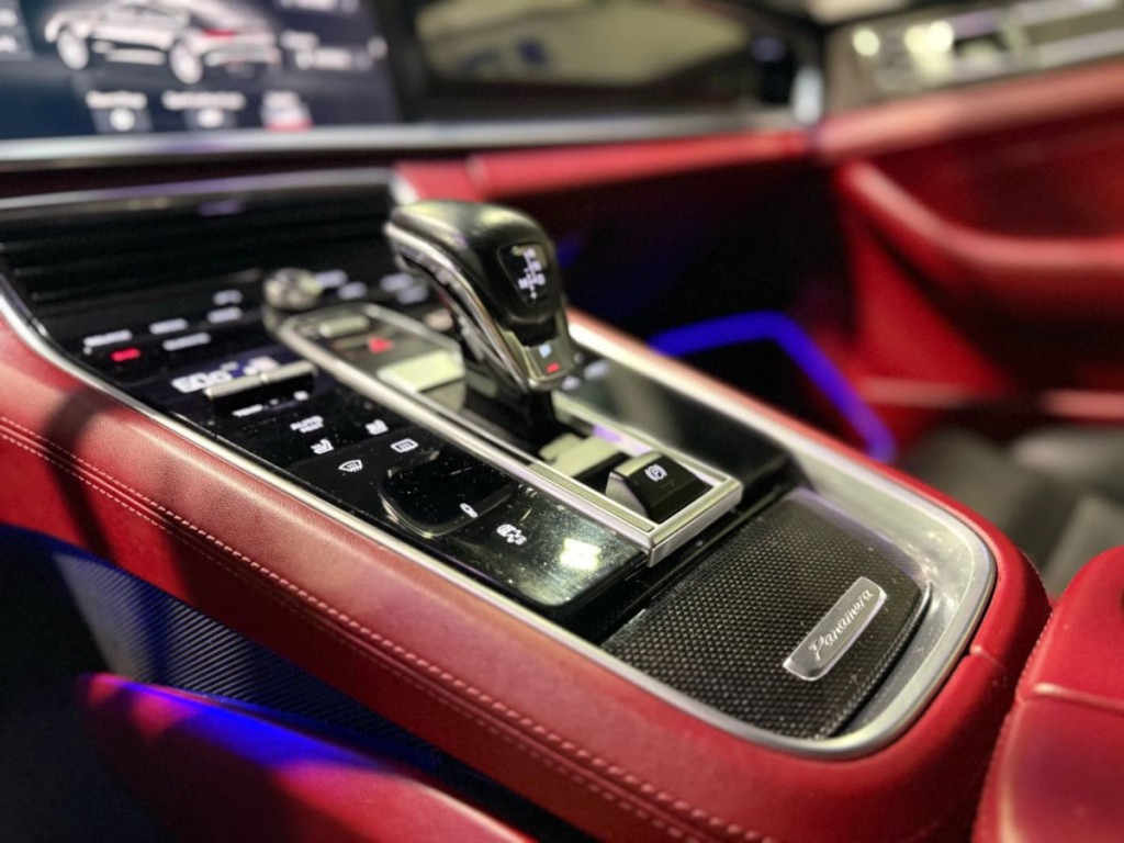 2018 Porsche Panamera Image 35