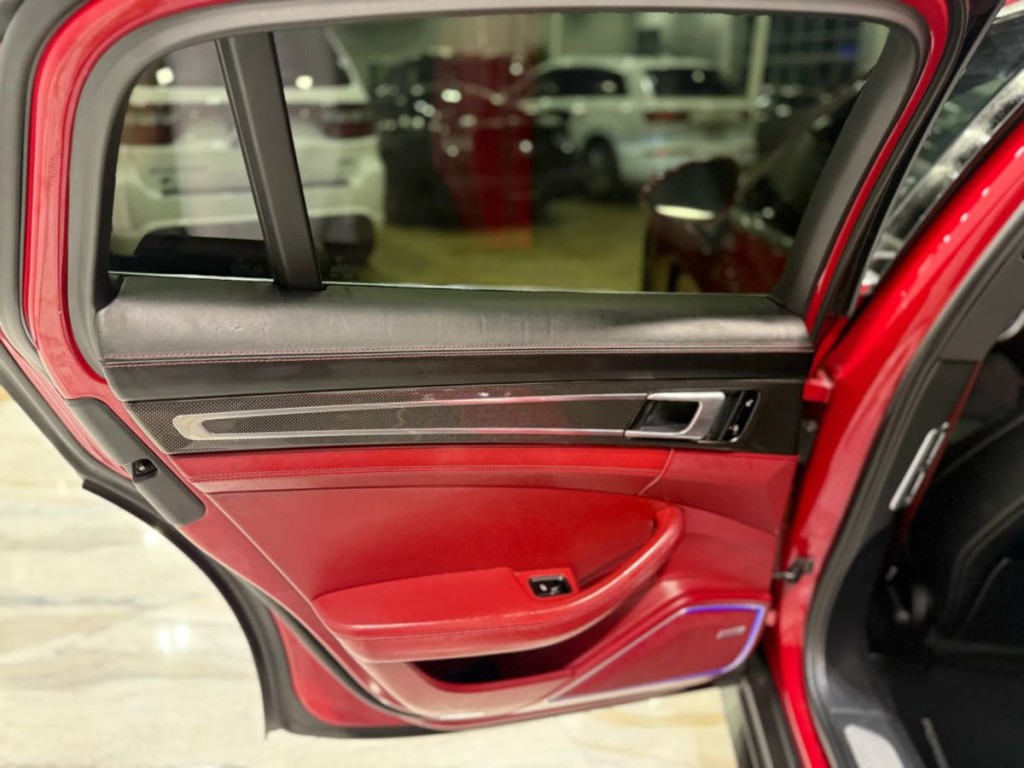 2018 Porsche Panamera Image 39