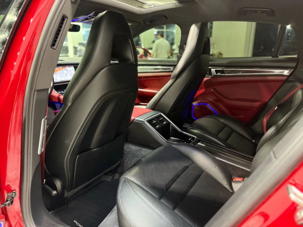 2018 Porsche Panamera Image 40