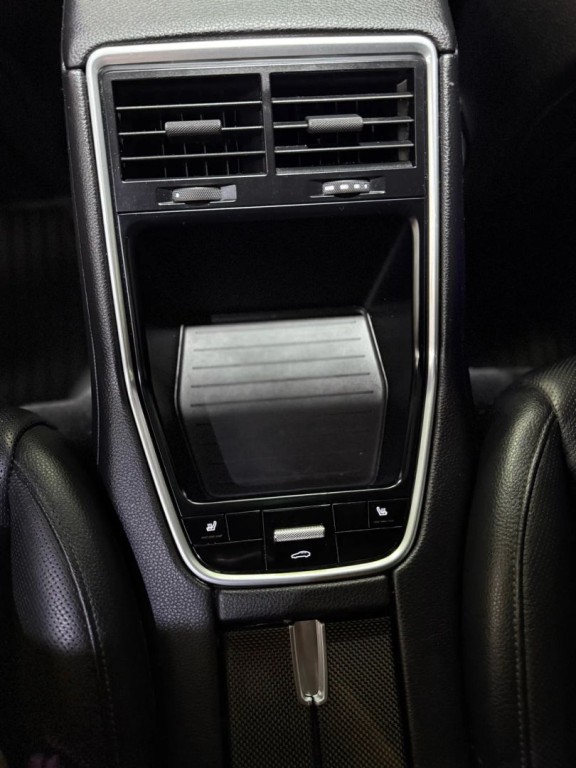 2018 Porsche Panamera Image 42