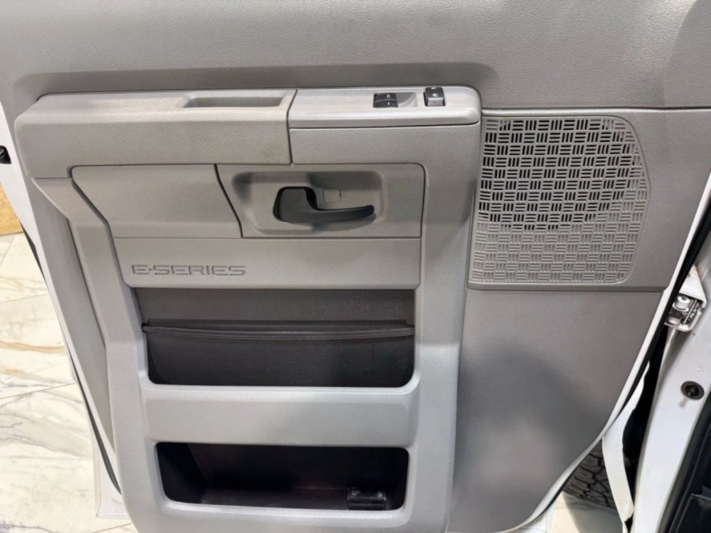 2014 Ford Econoline Image 9