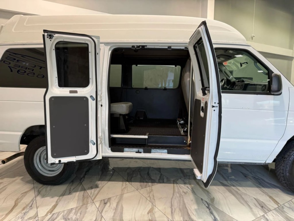 2014 Ford Econoline Image 20