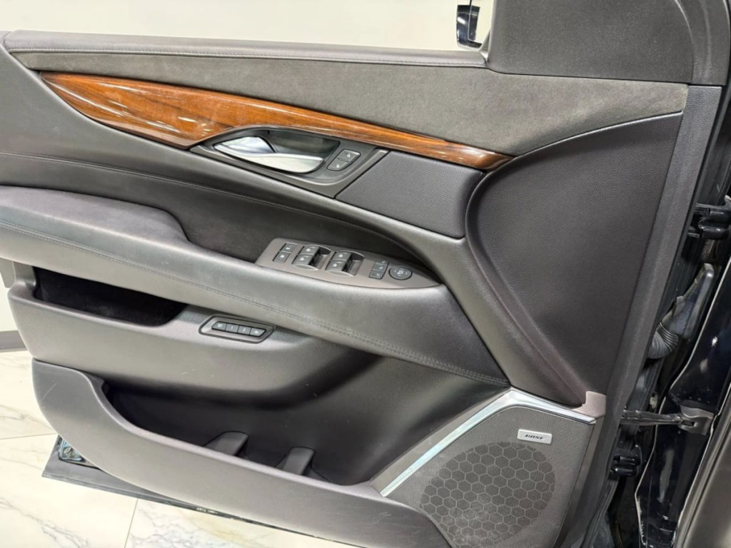 2017 Cadillac Escalade Image 10