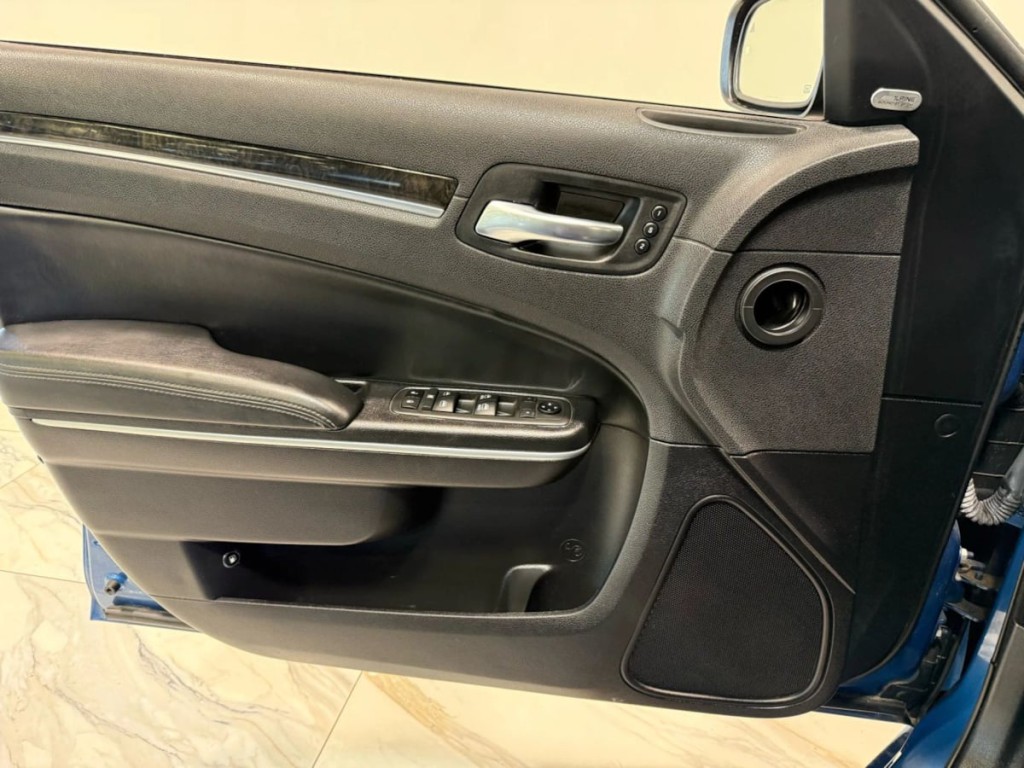 2022 Chrysler 300 Image 11