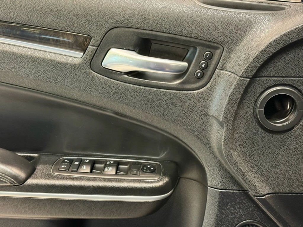 2022 Chrysler 300 Image 12