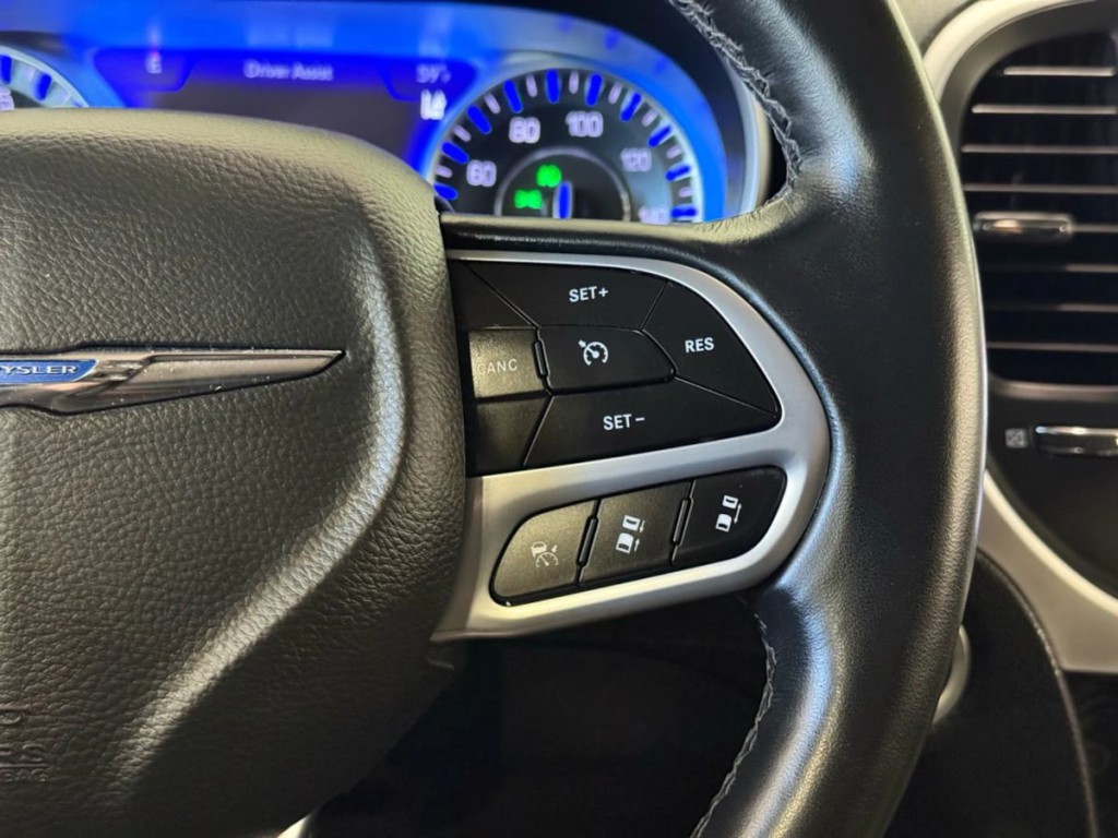 2022 Chrysler 300 Image 17