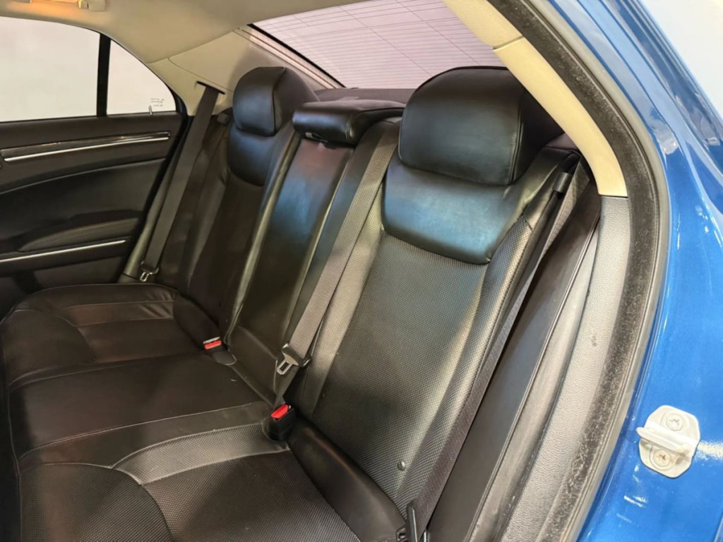 2022 Chrysler 300 Image 25