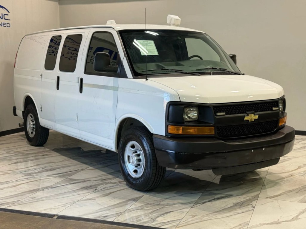 2015 Chevrolet Express Image 3