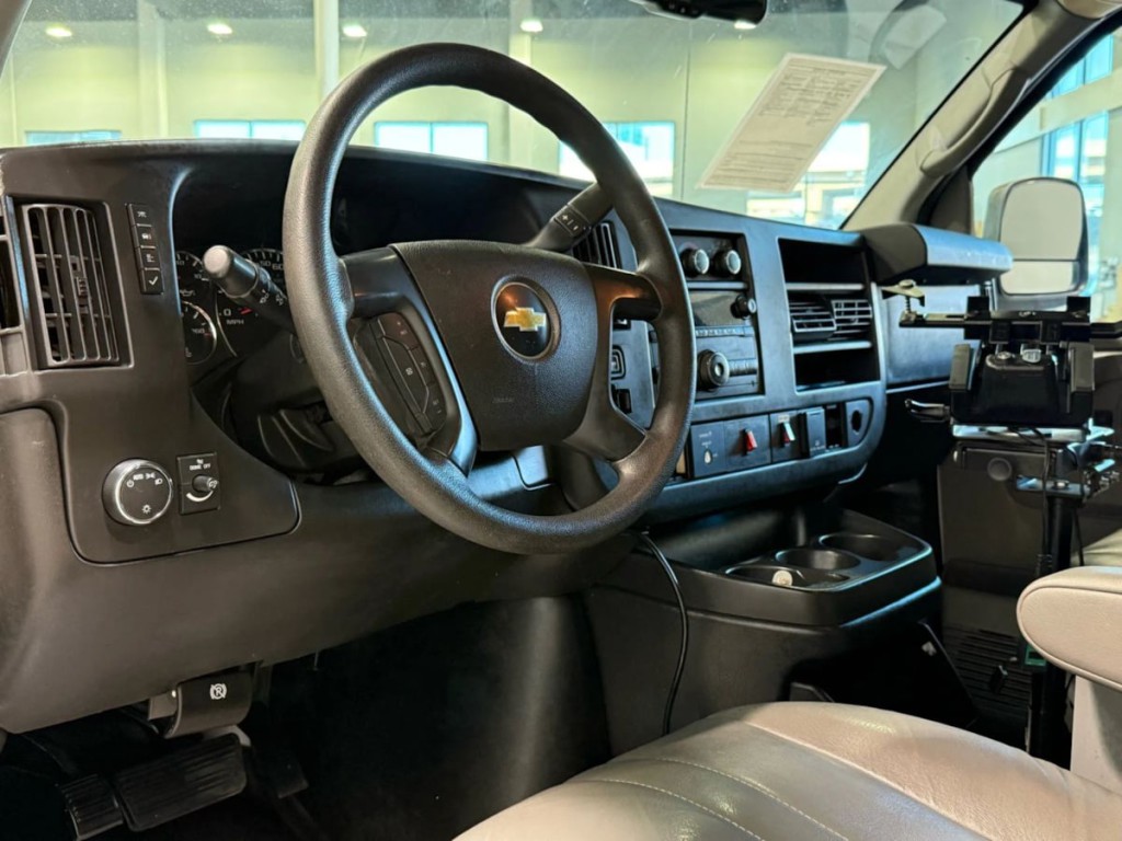 2015 Chevrolet Express Image 13