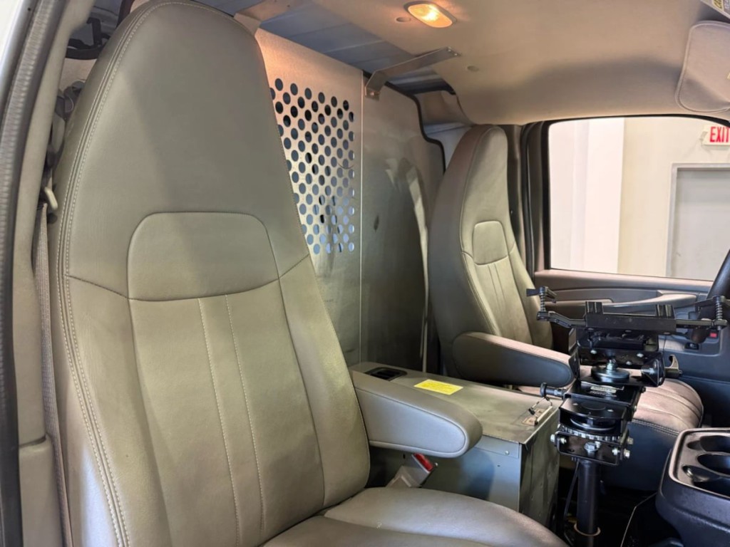 2015 Chevrolet Express Image 23