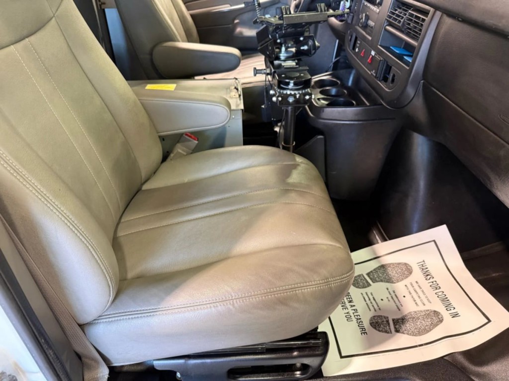 2015 Chevrolet Express Image 24