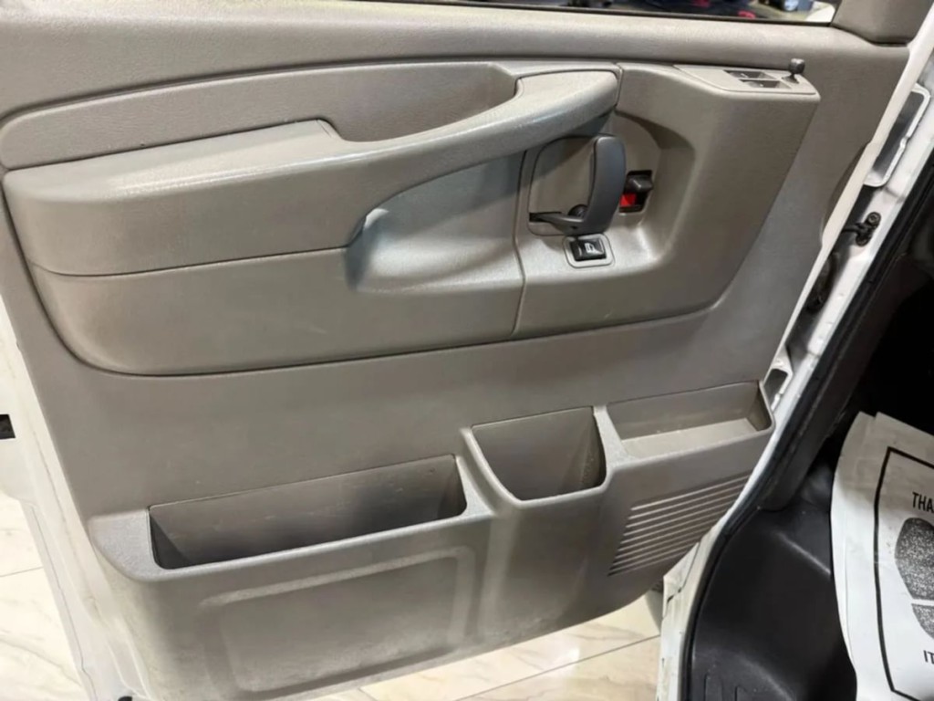 2015 Chevrolet Express Image 11