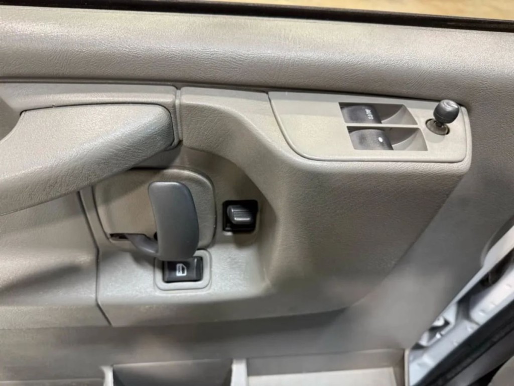 2015 Chevrolet Express Image 12