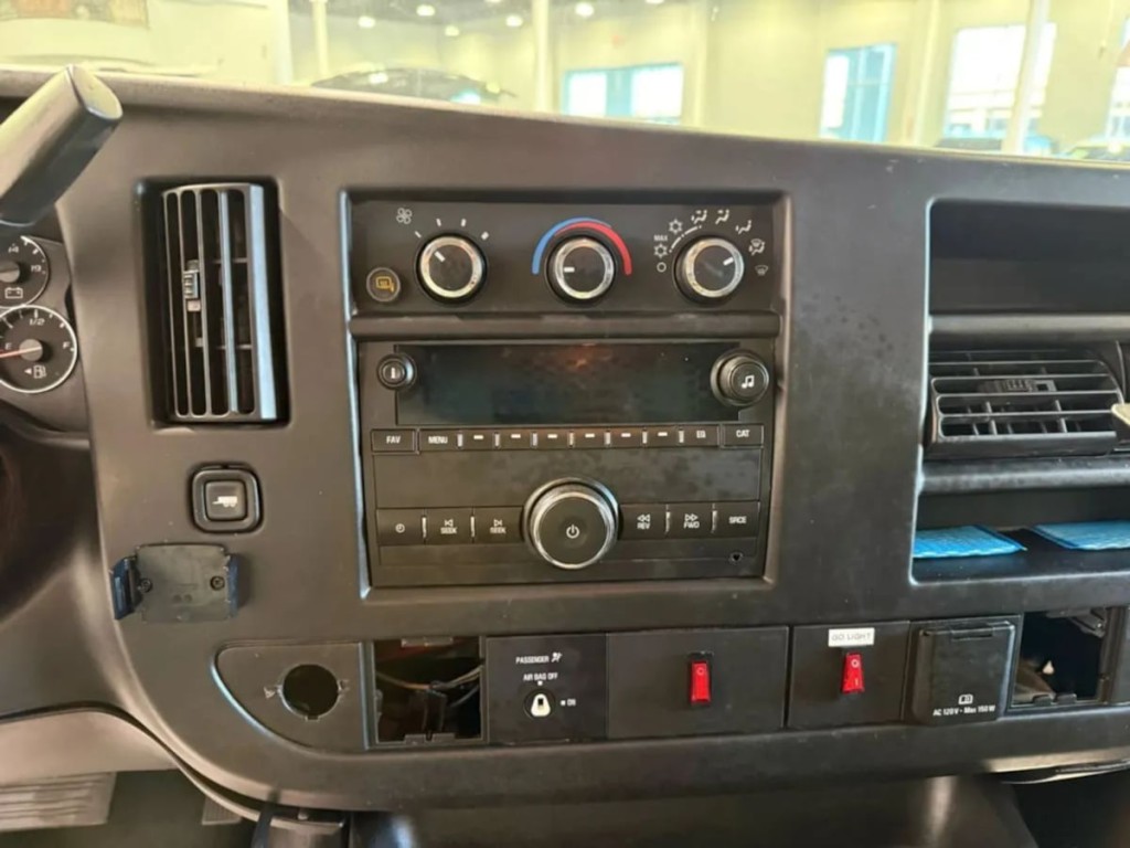 2015 Chevrolet Express Image 18