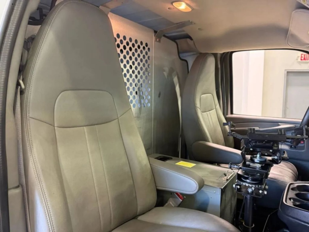 2015 Chevrolet Express Image 23