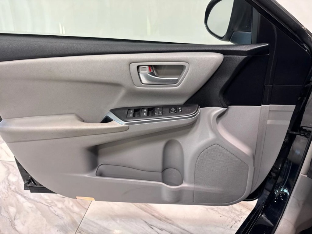 2017 Toyota Camry Image 7