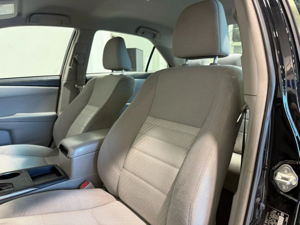 2017 Toyota Camry Image 19