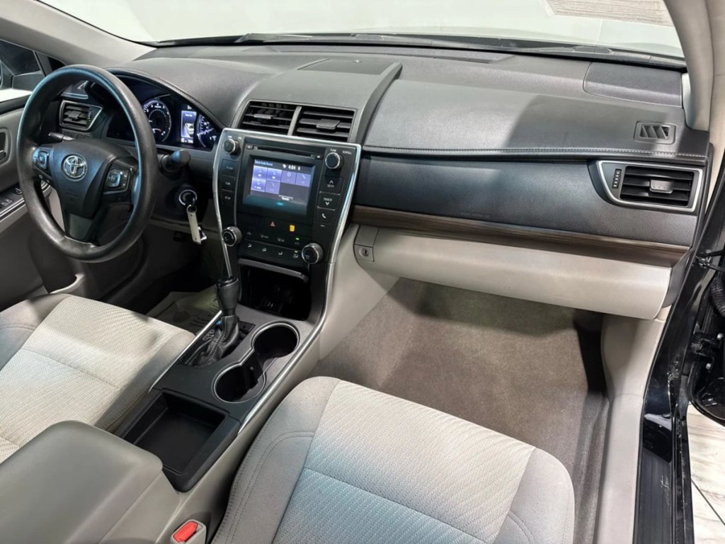 2017 Toyota Camry Image 23