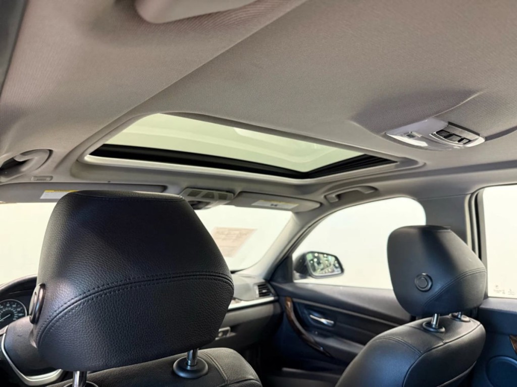 2015 BMW 3 Series Image 24