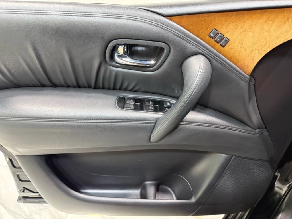 2012 INFINITI QX56 Image 10