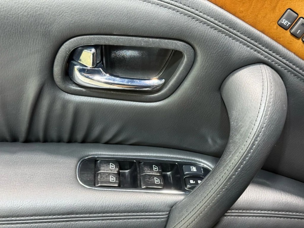 2012 INFINITI QX56 Image 11