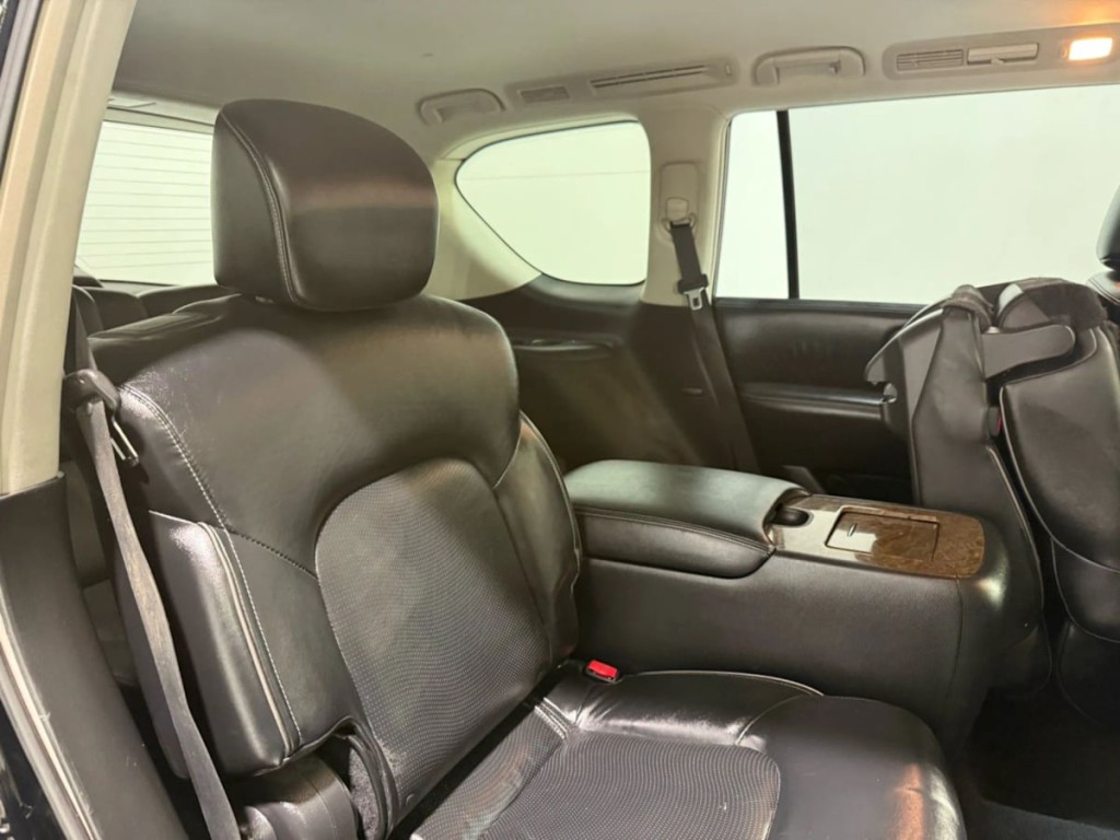 2016 INFINITI QX80 Image 32