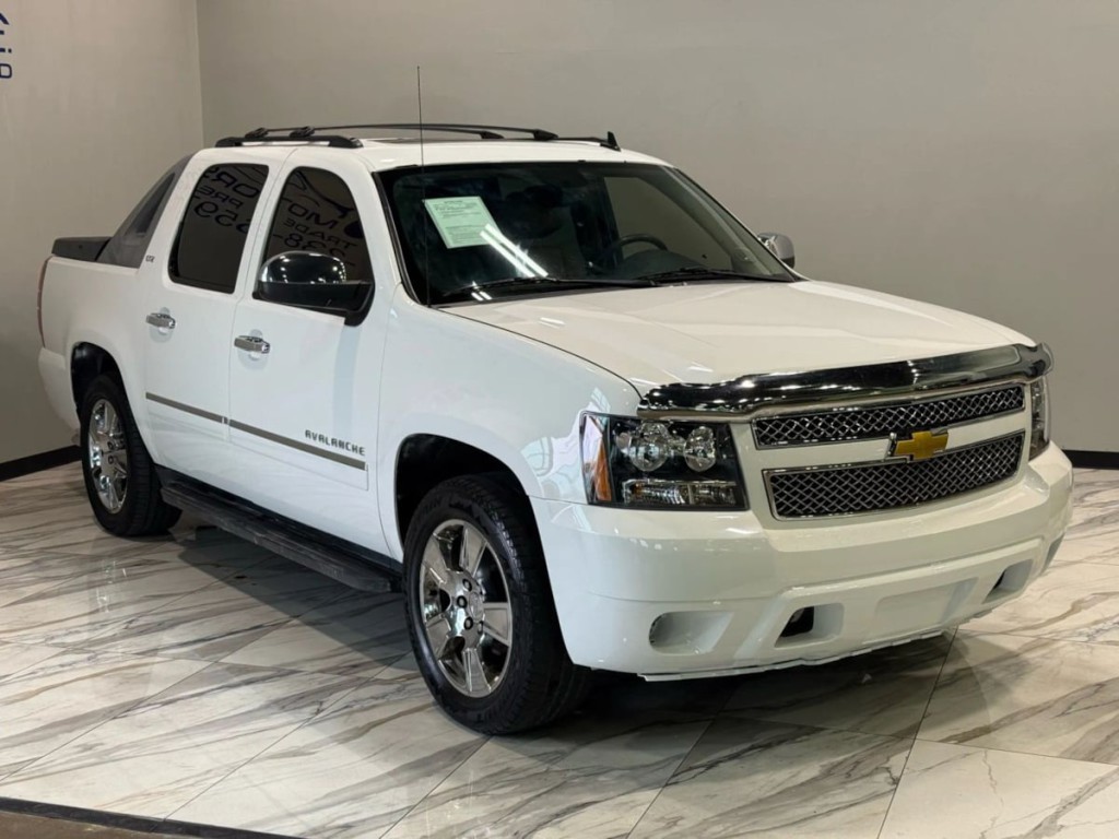 2011 Chevrolet Avalanche Image 3