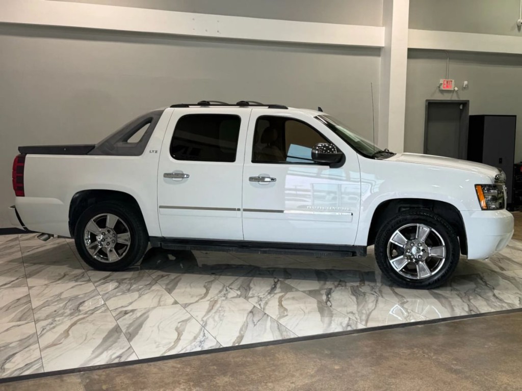2011 Chevrolet Avalanche Image 4