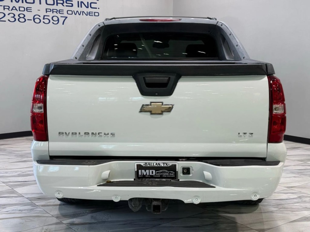 2011 Chevrolet Avalanche Image 6