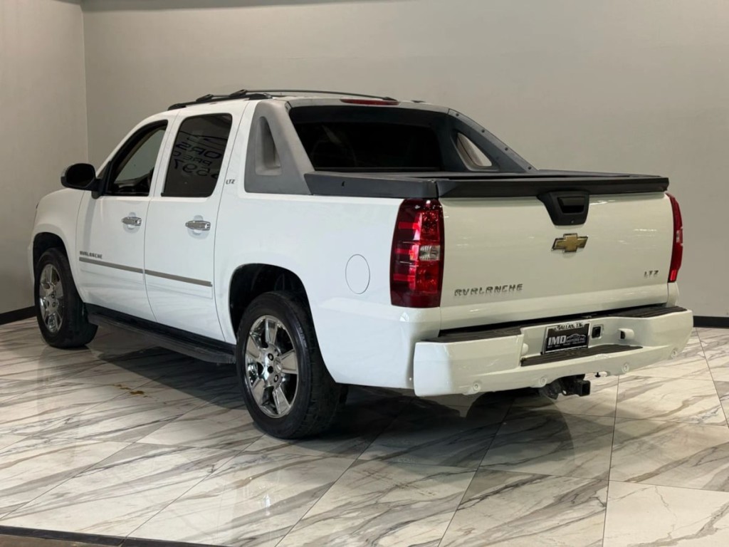 2011 Chevrolet Avalanche Image 7
