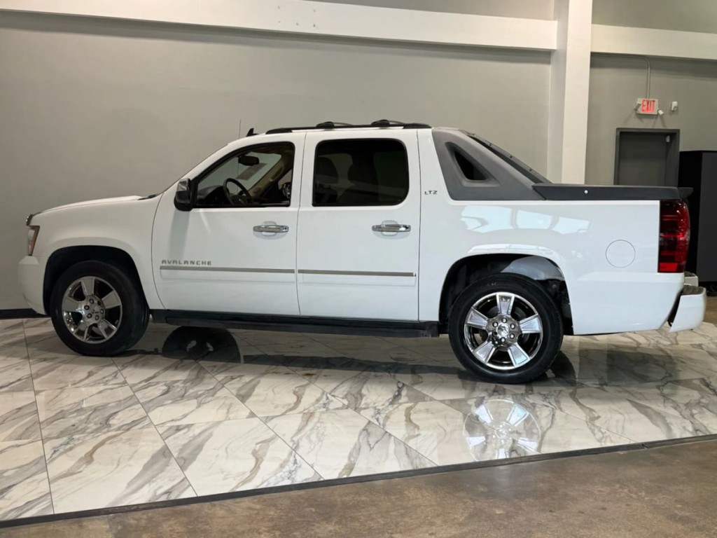 2011 Chevrolet Avalanche Image 8