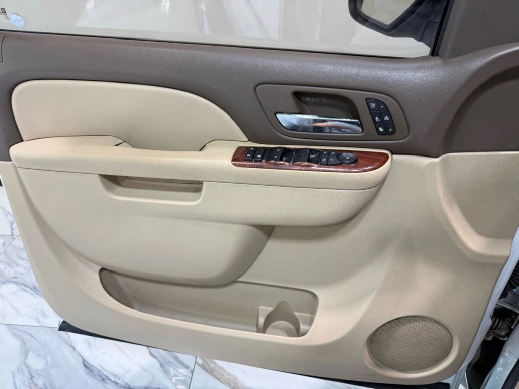 2011 Chevrolet Avalanche Image 10