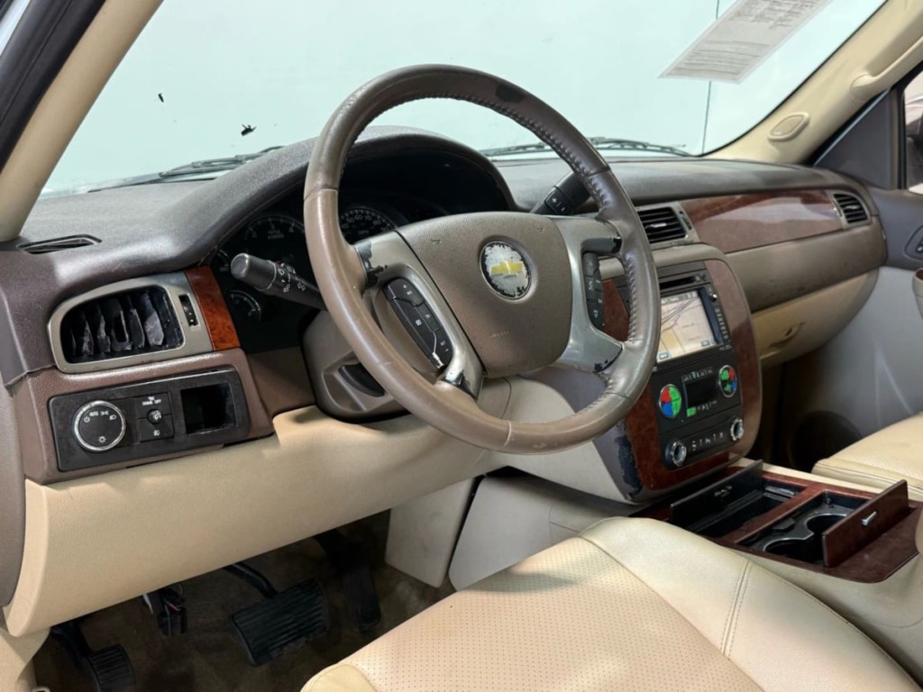 2011 Chevrolet Avalanche Image 12