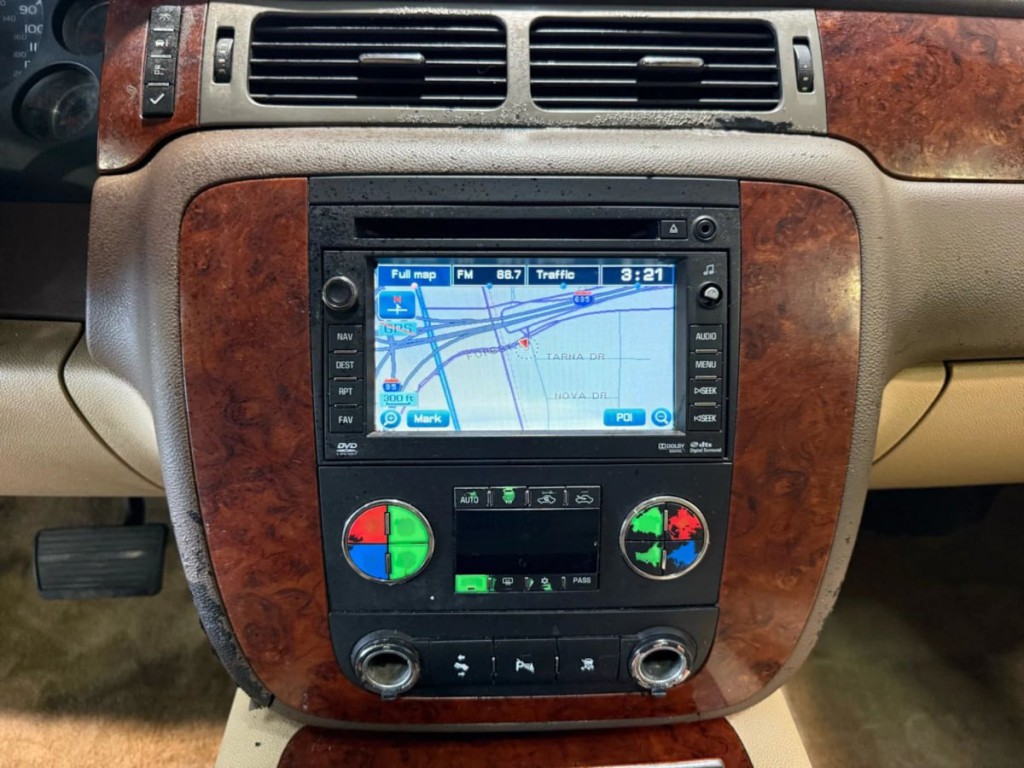 2011 Chevrolet Avalanche Image 16