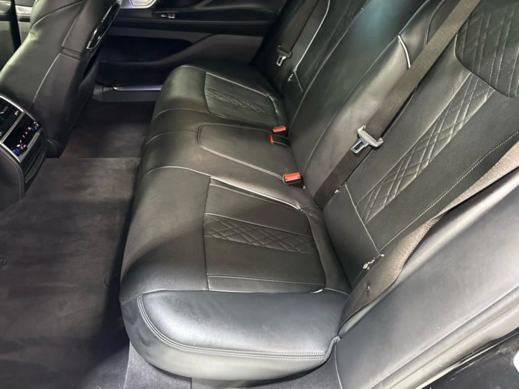 2017 BMW 7 Series Image 25